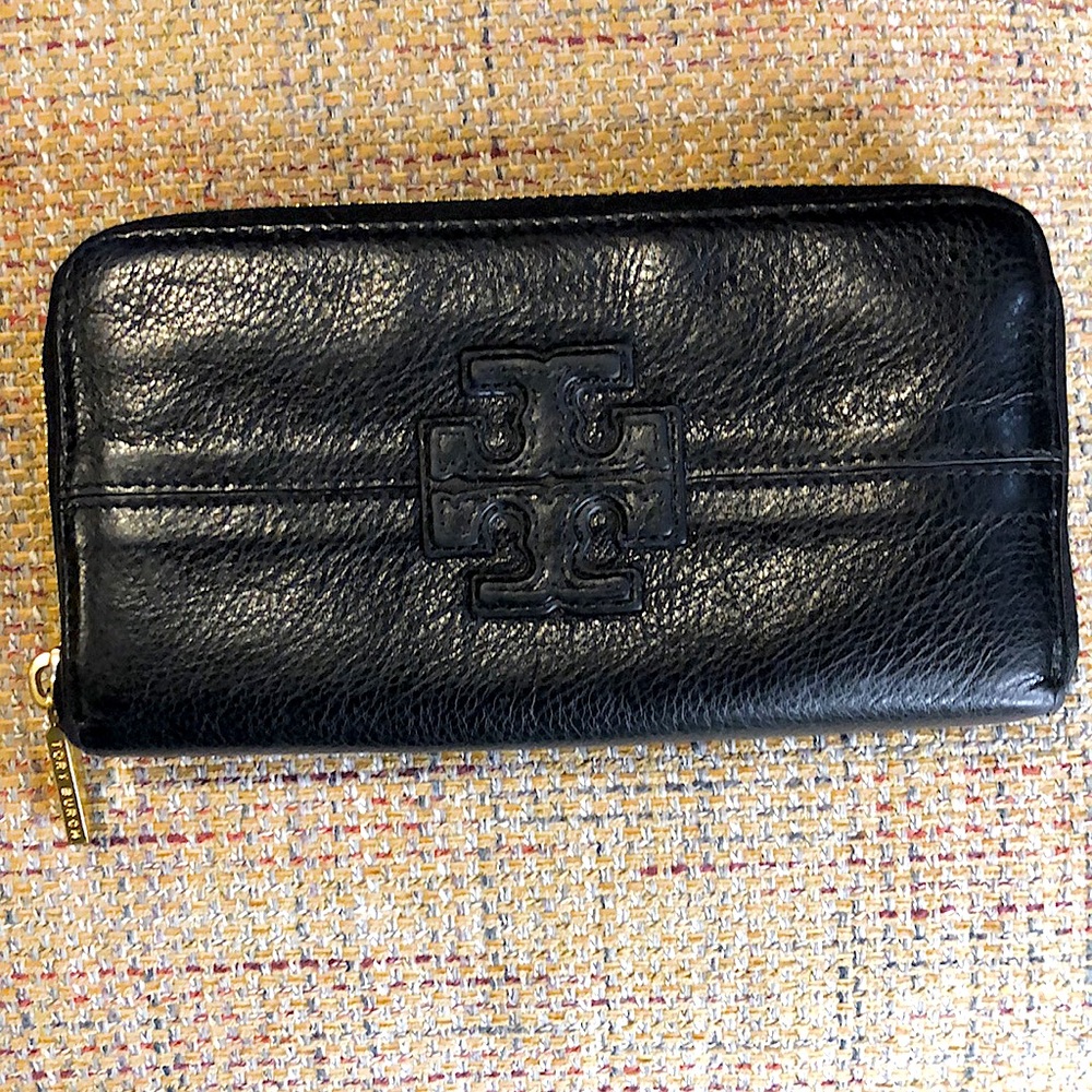 TORY BURCH Black Tumble Leather Full Zip Around Wallet